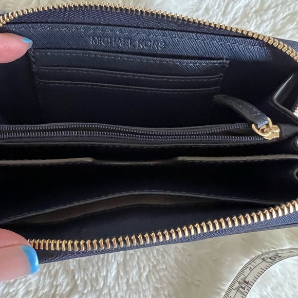 Michael Kors wristlet. - Picture 6 of 7